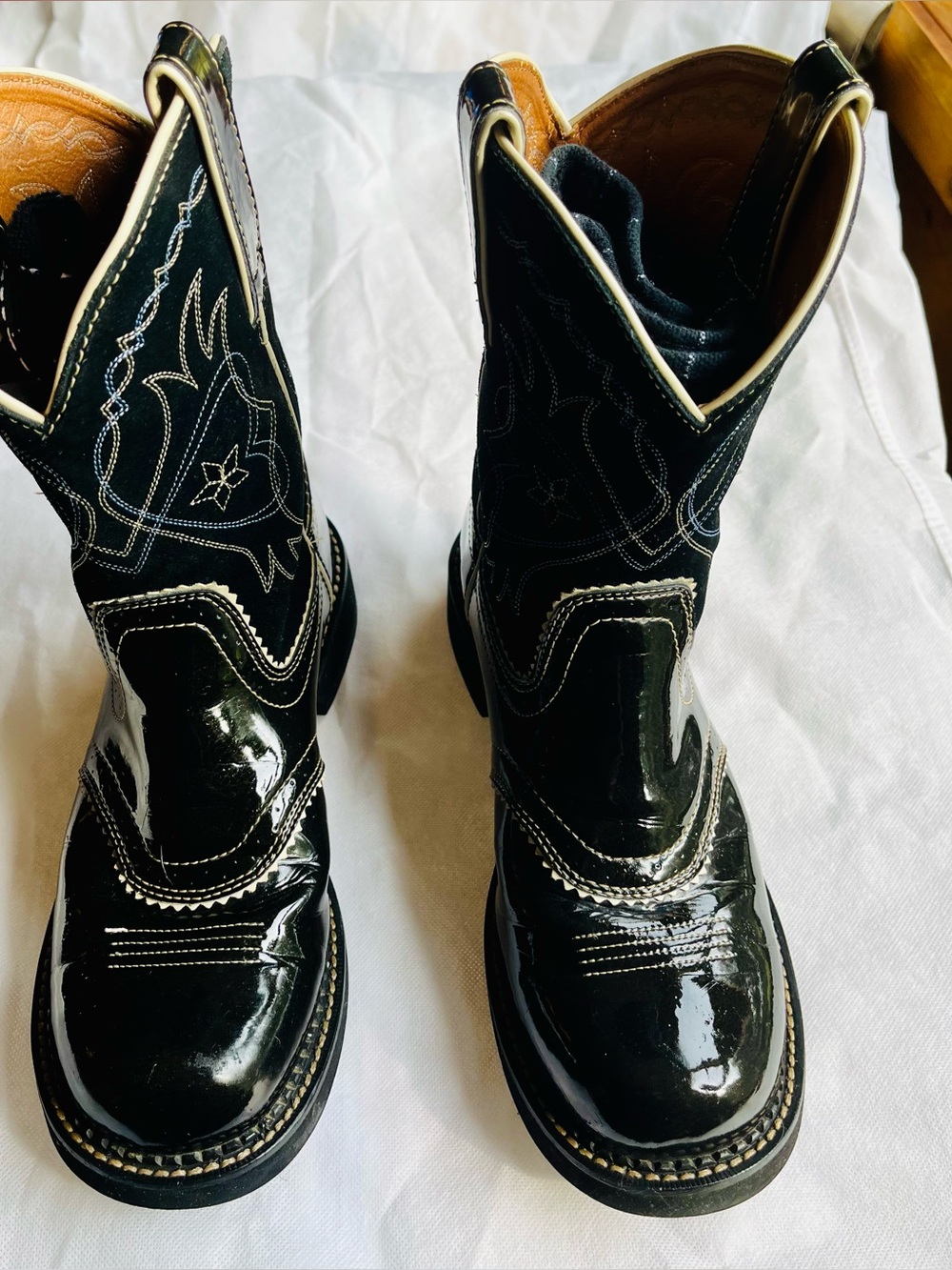 Ariat black patent leather and leather with contrast white stitching women’s 10